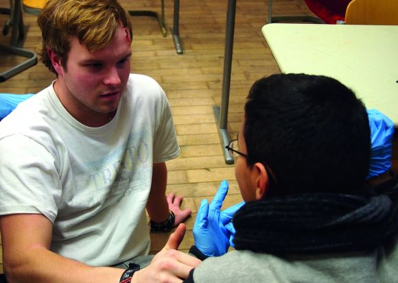 First aid training with the "intercultural Samaritans" (Photo: J. Grabowski / ASB Berlin)