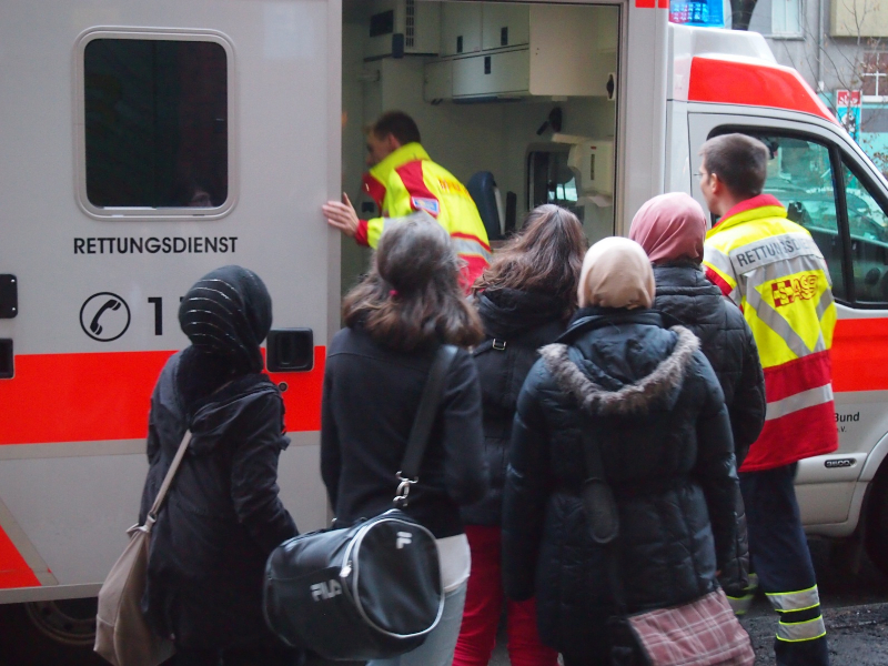 A group of young people with different cultural backgrounds takes a tour of an ambulance vehicle. (Photo: J. Grabowski / ASB Berlin)