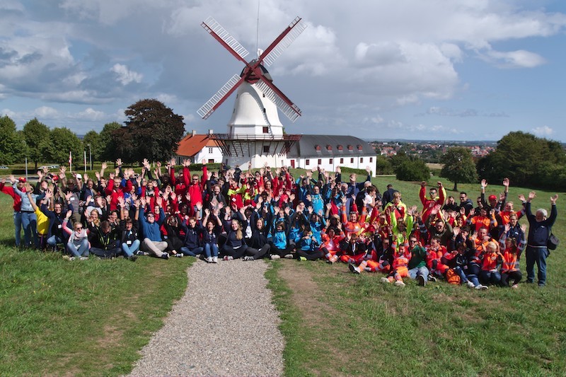 Alle Jugendlichen posieren gemeinsam für ein Gruppenfoto im Umland von Sønderborg, Dänemark..