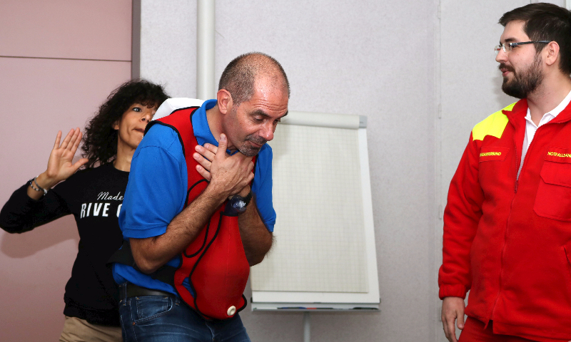 A course participant practices first aid in case of airway obstructions. Photo: A.Königstein/ASB 161012-EH-fuer-EU-Parl-Mitarbeiter-Verschlucken