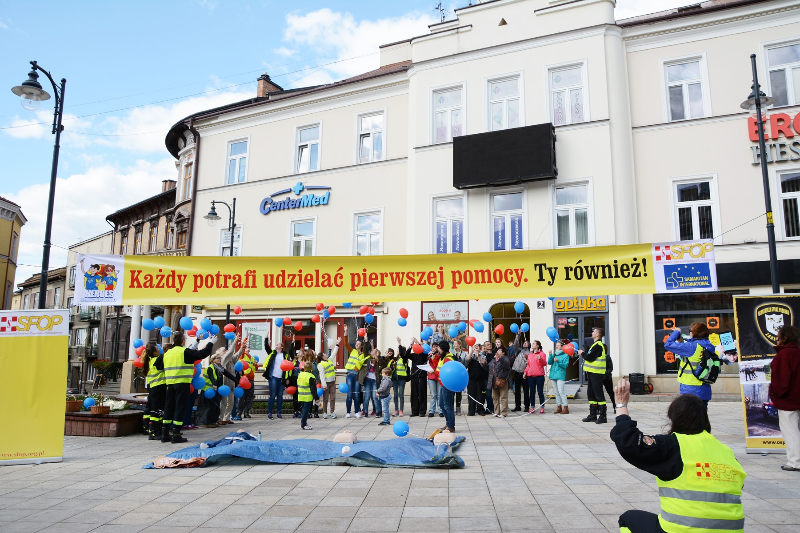 Balloons fly in Tarnow, Poland flashmob2015-poland-74