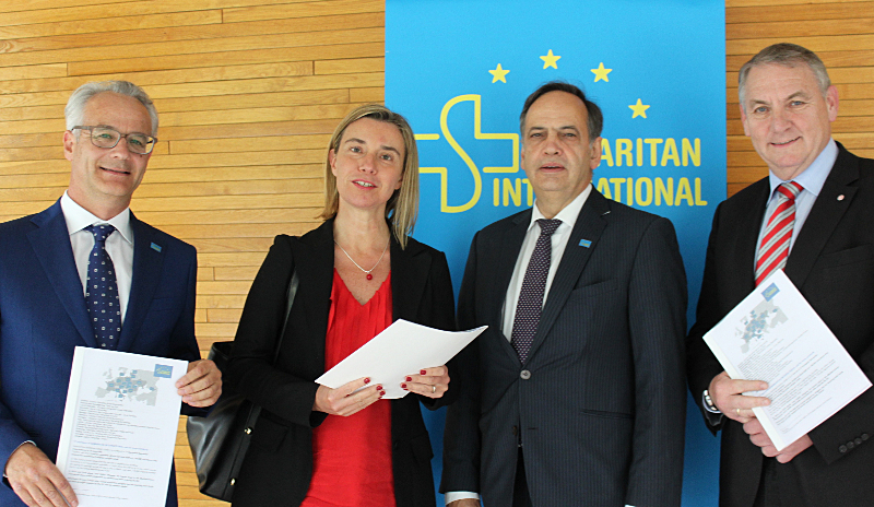 Federica Mogherini, Hohe Vertreterin der EU für Außen- und Sicherheitspolitik mit den SAM.I.-Vertretern. Foto: Hörle/ASB Federica Mogherini, Hohe Vertreterin der EU für Außen- und Sicherheitspolitik mit den SAM.I.-Vertretern. Foto: Hörle/ASB