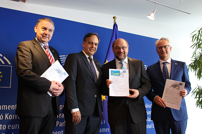 Martin Schulz, Präsident des Europäischen Parlaments (2.v.l.) mit (v.l.n.r.) Reinhard Hundsmüller (SAM.I. Vize-Präsident, ASBÖ), Knut Fleckenstein (SAM.I. Präsident, Bundesvorsitzender des ASB) und Dr. Ivo Bonamico (SAM.I. Interim-Generalsekretär, WK). Foto: Hörle/ASB Martin Schulz, Präsident des Europäischen Parlaments (2.v.l.) mit (v.l.n.r.) Reinhard Hundsmüller (SAM.I. Vize-Präsident, ASBÖ), Knut Fleckenstein (SAM.I. Präsident, Bundesvorsitzender des ASB) und Dr. Ivo Bonamico (SAM.I. Interim-Generalsekretär, WK). Foto: Hörle/ASB