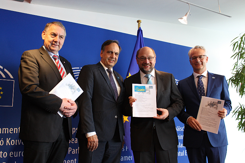 Martin Schulz, Präsident des Europäischen Parlaments (2.v.l.) mit (v.l.n.r.) Reinhard Hundsmüller (SAM.I. Vize-Präsident, ASBÖ), Knut Fleckenstein (SAM.I. Präsident, Bundesvorsitzender des ASB) und Dr. Ivo Bonamico (SAM.I. Interim-Generalsekretär, WK). Foto: Hörle/ASB