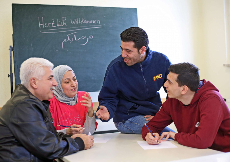 An ASB volunteer teaching a German course for refugees. (Photo: ASB/Markus Nowak)